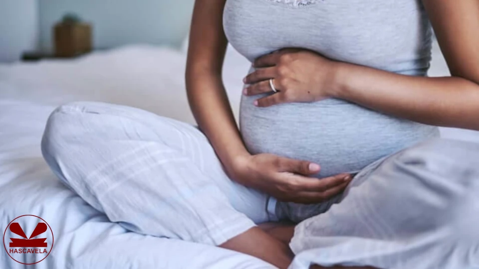 Pichani anaonekana mwanamke mmoja mjamzito akiwa amekaa kitandani huku akiwa ameshilia tumbo lake.