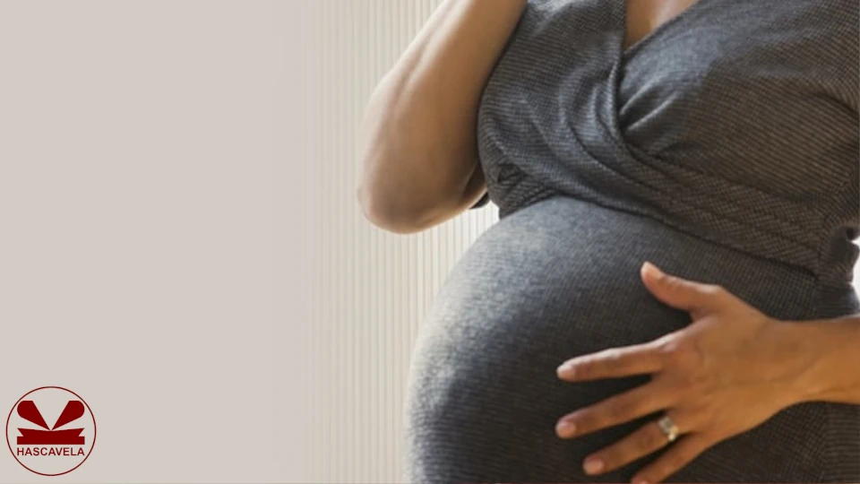 Pichani anaonekana mwanamke mjamzito akiwa amesimama huku mkono wake mmoja ameshikilia tumbo lake kwa pembeni.