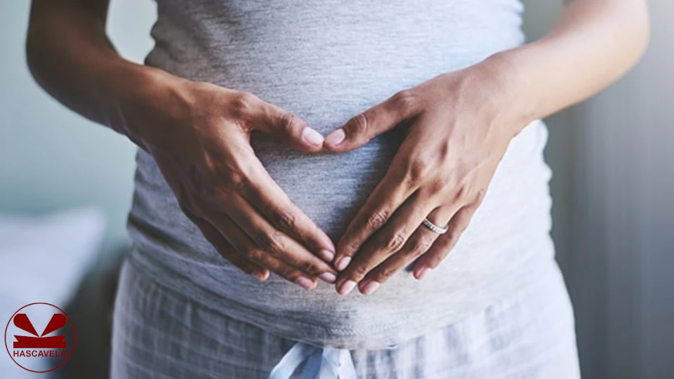 Pichani anaonekana mwanamke mjamzito akiwa amesiama huku mikono yake yote miwili akiwa ameiweka mbele ya tumbo lake.