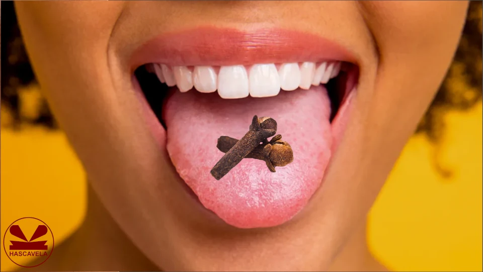 Picha inamuonesha mwanamke akiwa ameachama mdomo wake na akiwa ametoa ulimi wake nje ukiwa na punje mbili za karafuu katikati yake.