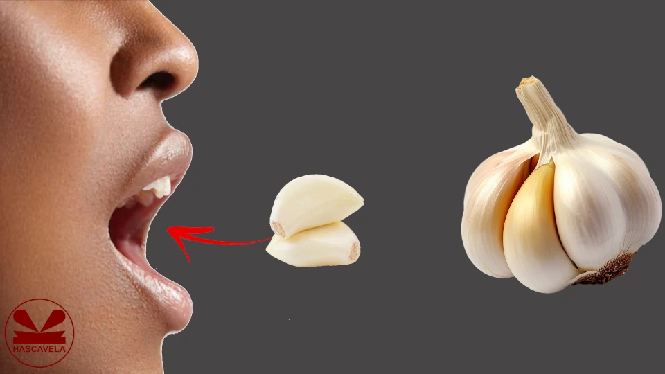 Picha inamuonesha mwanamke akiwa ameachama mdomo wake akiwa tayari kuweka mdomoni punje mbili za kitunguu saumu zilizotolewa magamba yake.