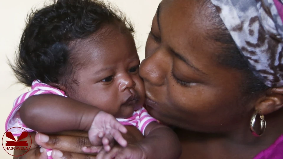 picha hii imeonesha mama akiwa anambusu mtoto wake wenye umri wa miezi miwili